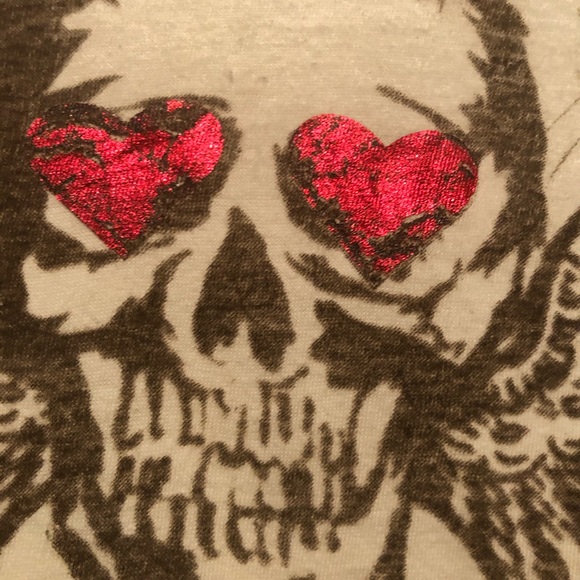 Cream colored t-shirt with skull with wings sz L - Picture 3 of 4